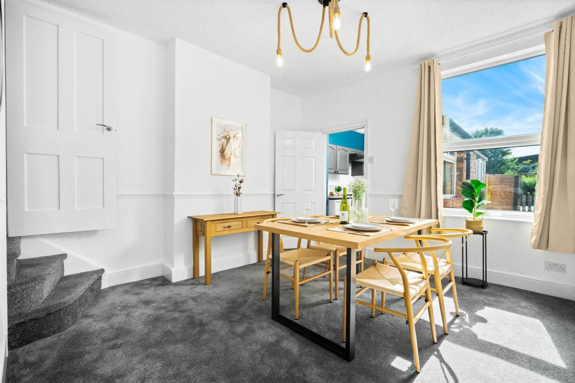 Stylish 3 Bedroom House - 6 Guests - Garden - Parking - Netflix - Wifi - 17m *