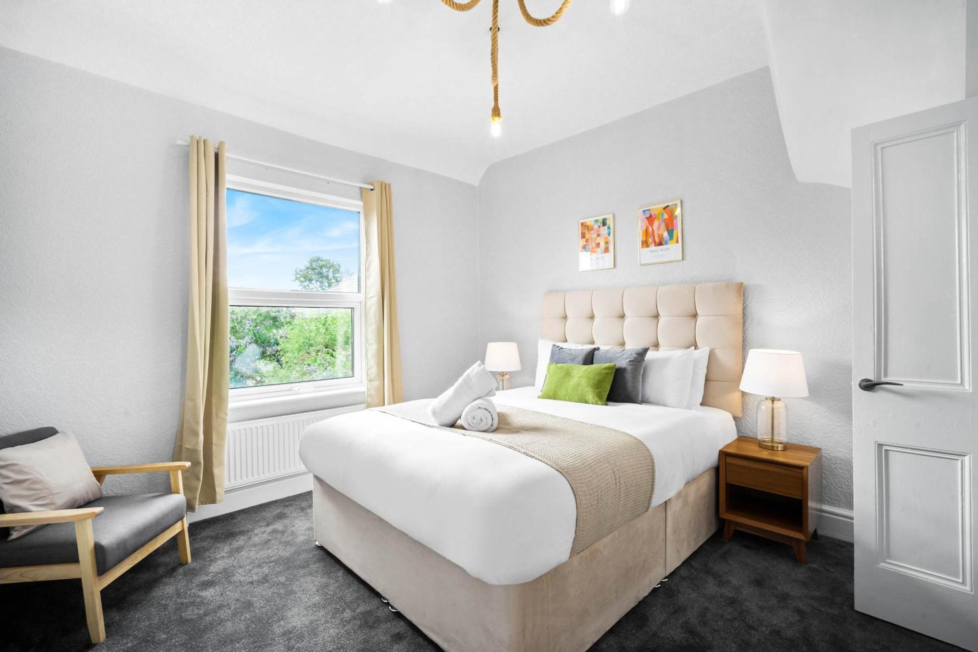 Stylish 3 Bedroom House - 6 Guests - Garden - Parking - Netflix - Wifi - 17m Holiday home *