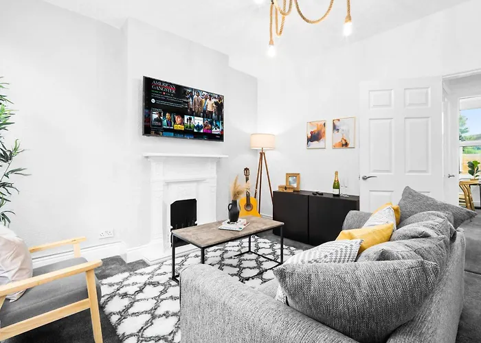 Stylish 3 Bedroom House - 6 Guests - Garden - Parking - Netflix - Wifi - 17M