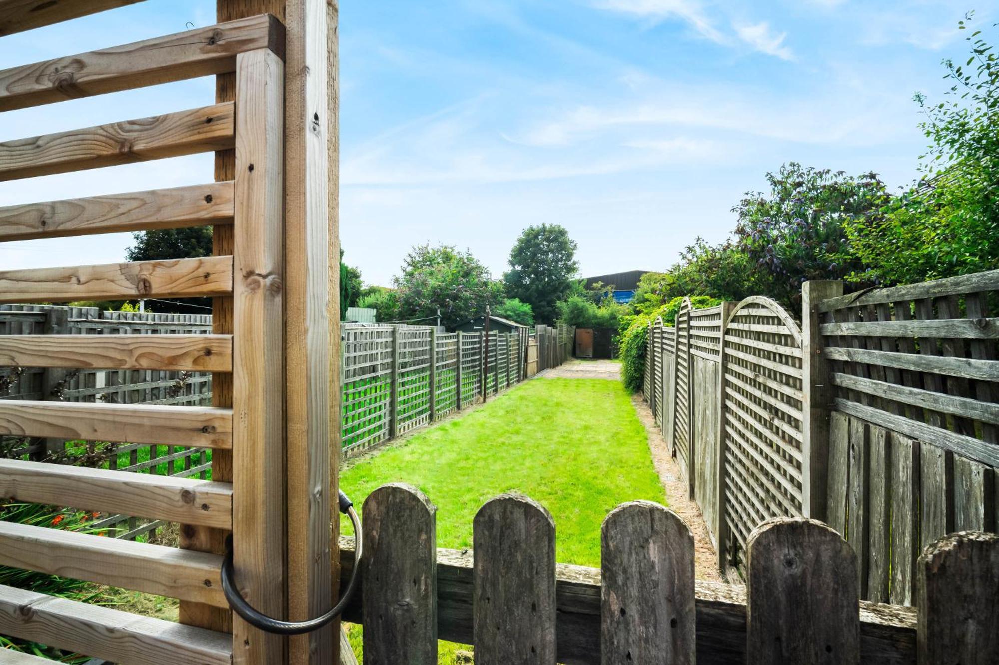 Stylish 3 Bedroom House - 6 Guests - Garden - Parking - Netflix - Wifi - 17m Holiday home