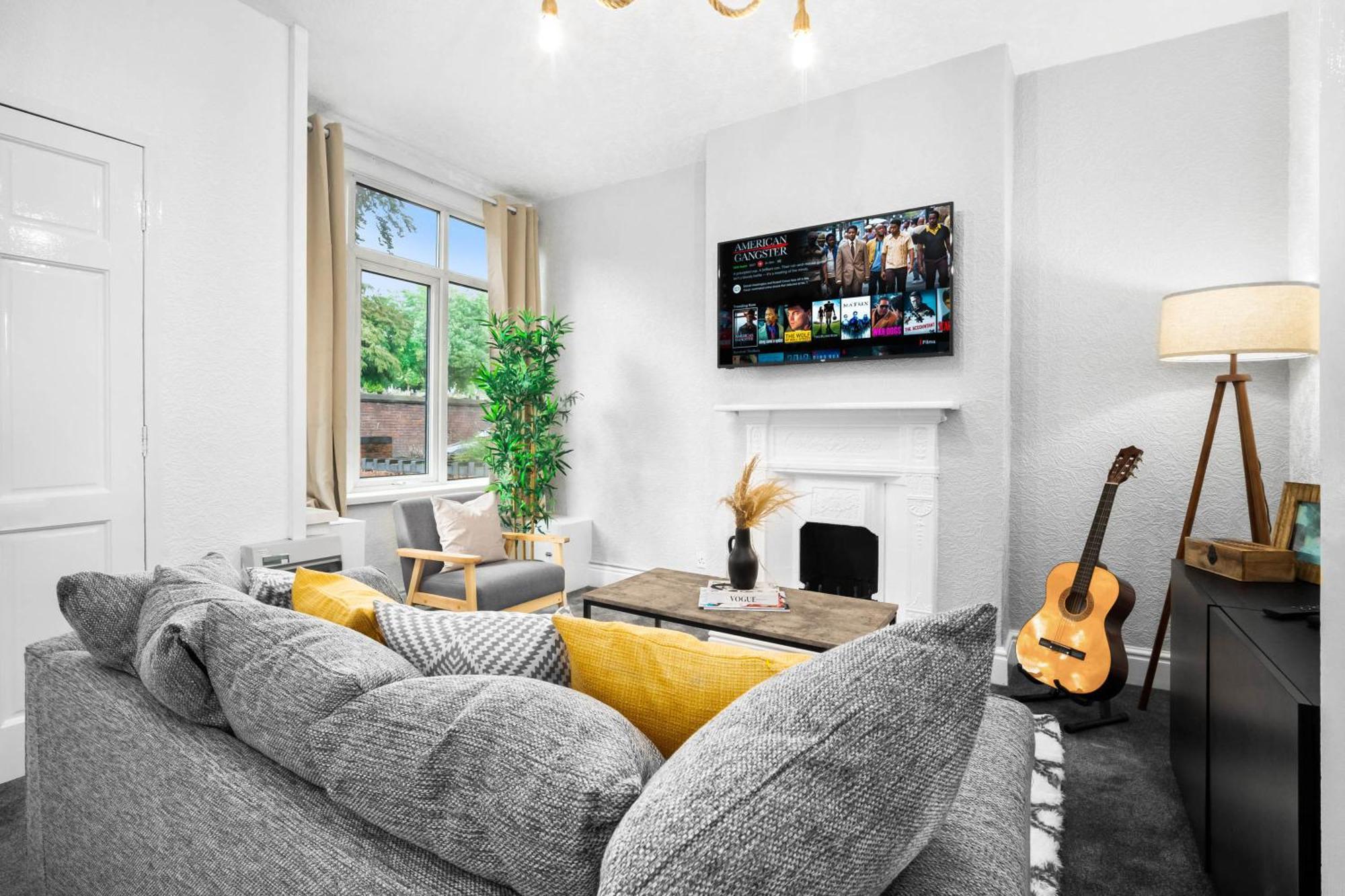 Stylish 3 Bedroom House - 6 Guests - Garden - Parking - Netflix - Wifi - 17m Holiday home
