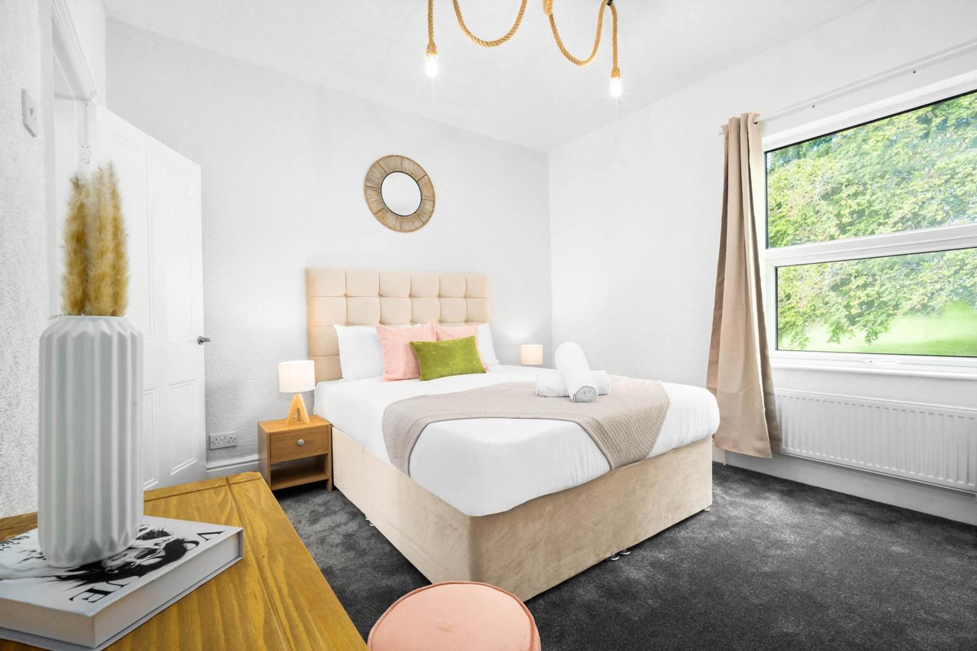 Stylish 3 Bedroom House - 6 Guests - Garden - Parking - Netflix - Wifi - 17m Birmingham