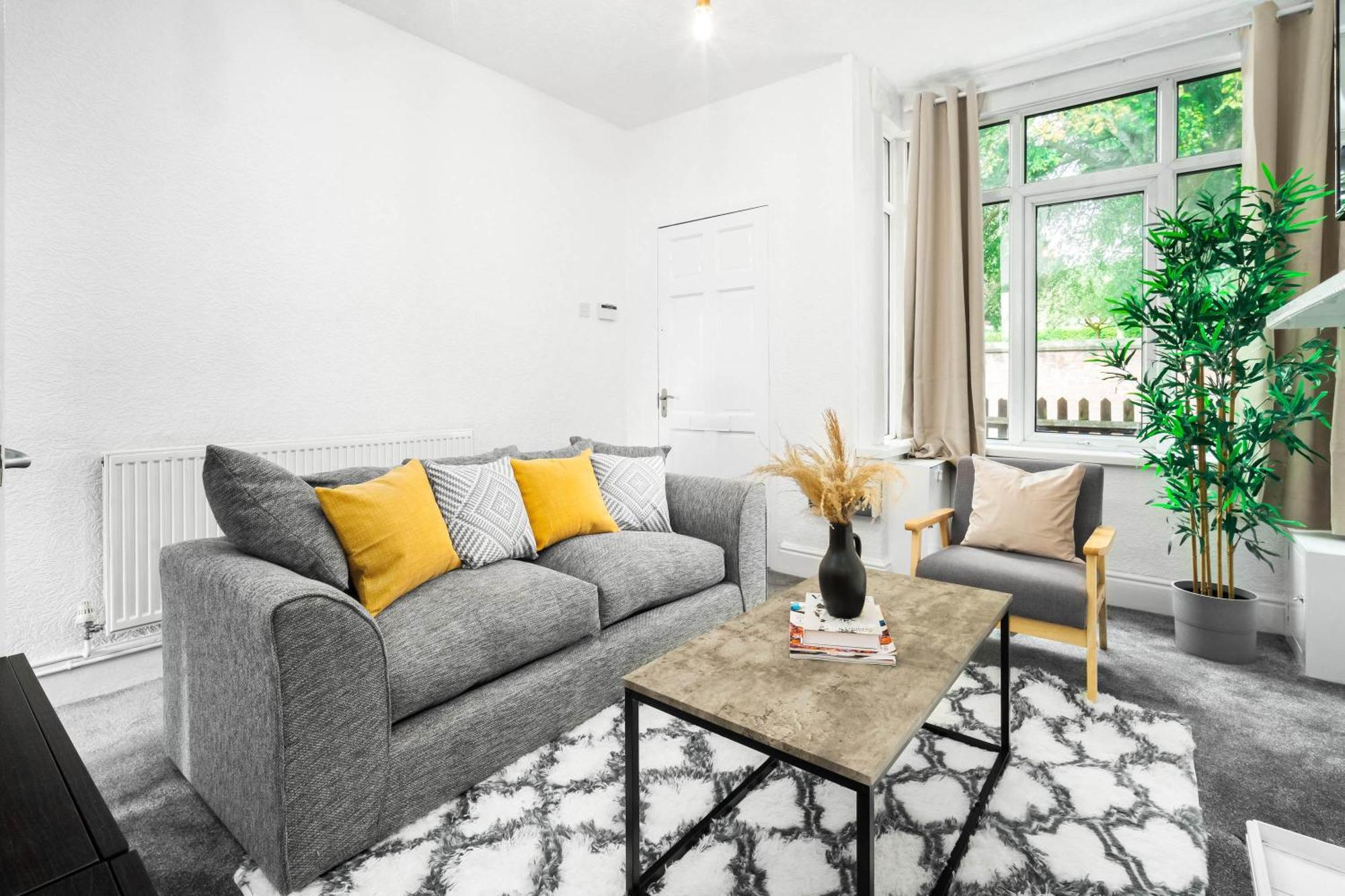 Holiday home Stylish 3 Bedroom House - 6 Guests - Garden - Parking - Netflix - Wifi - 17m Birmingham