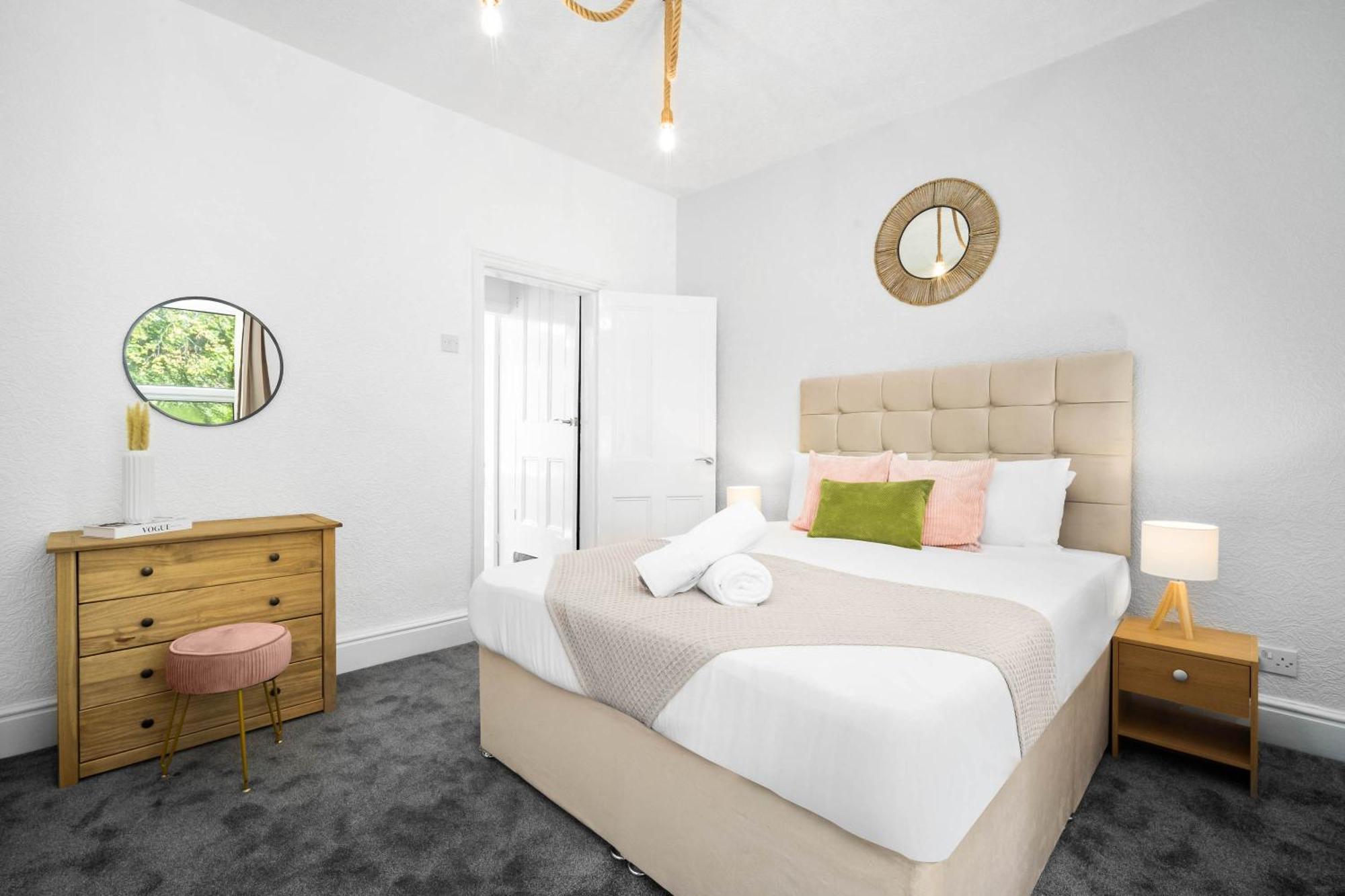 Stylish 3 Bedroom House - 6 Guests - Garden - Parking - Netflix - Wifi - 17m *