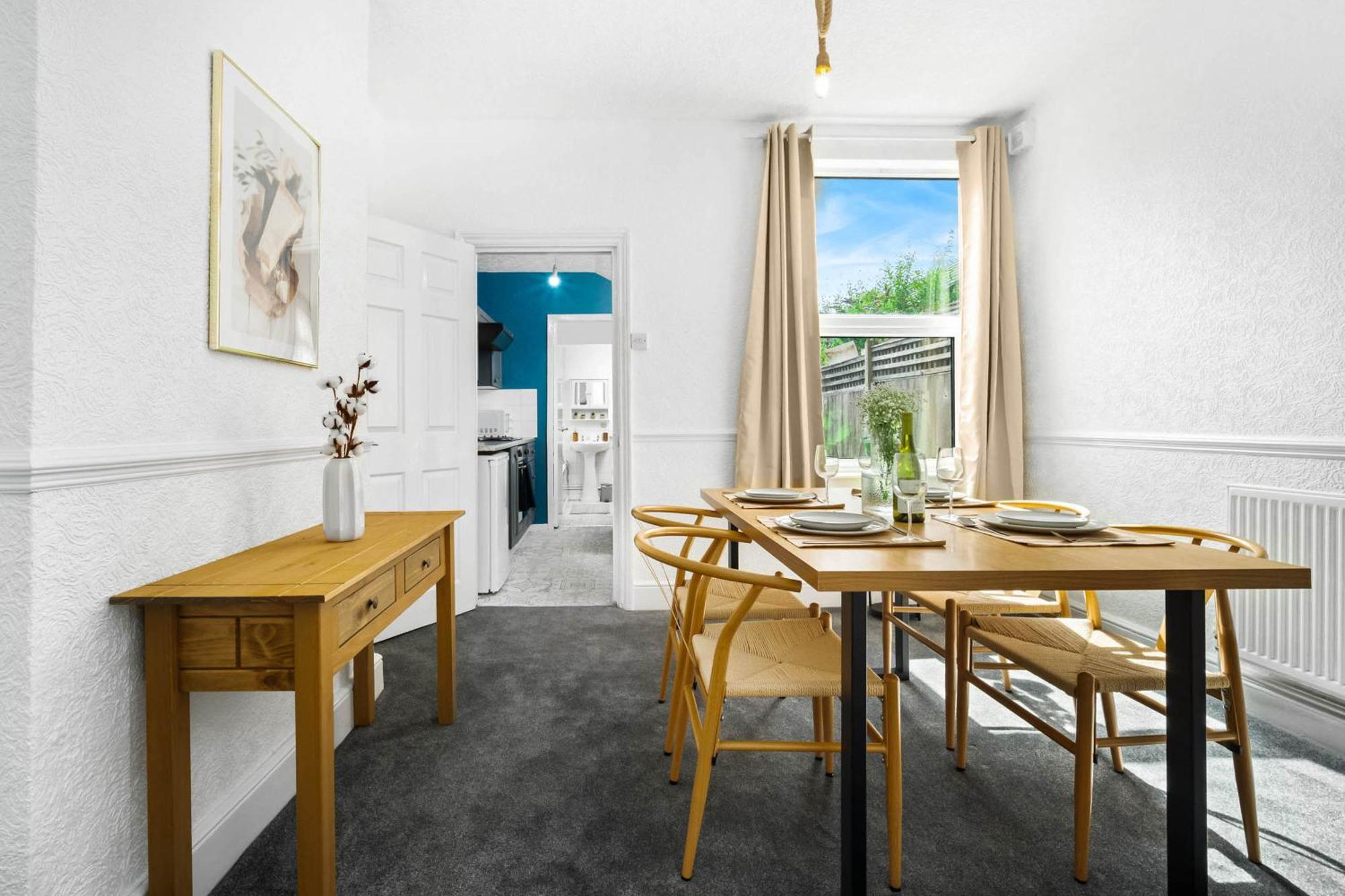 Stylish 3 Bedroom House - 6 Guests - Garden - Parking - Netflix - Wifi - 17m Birmingham