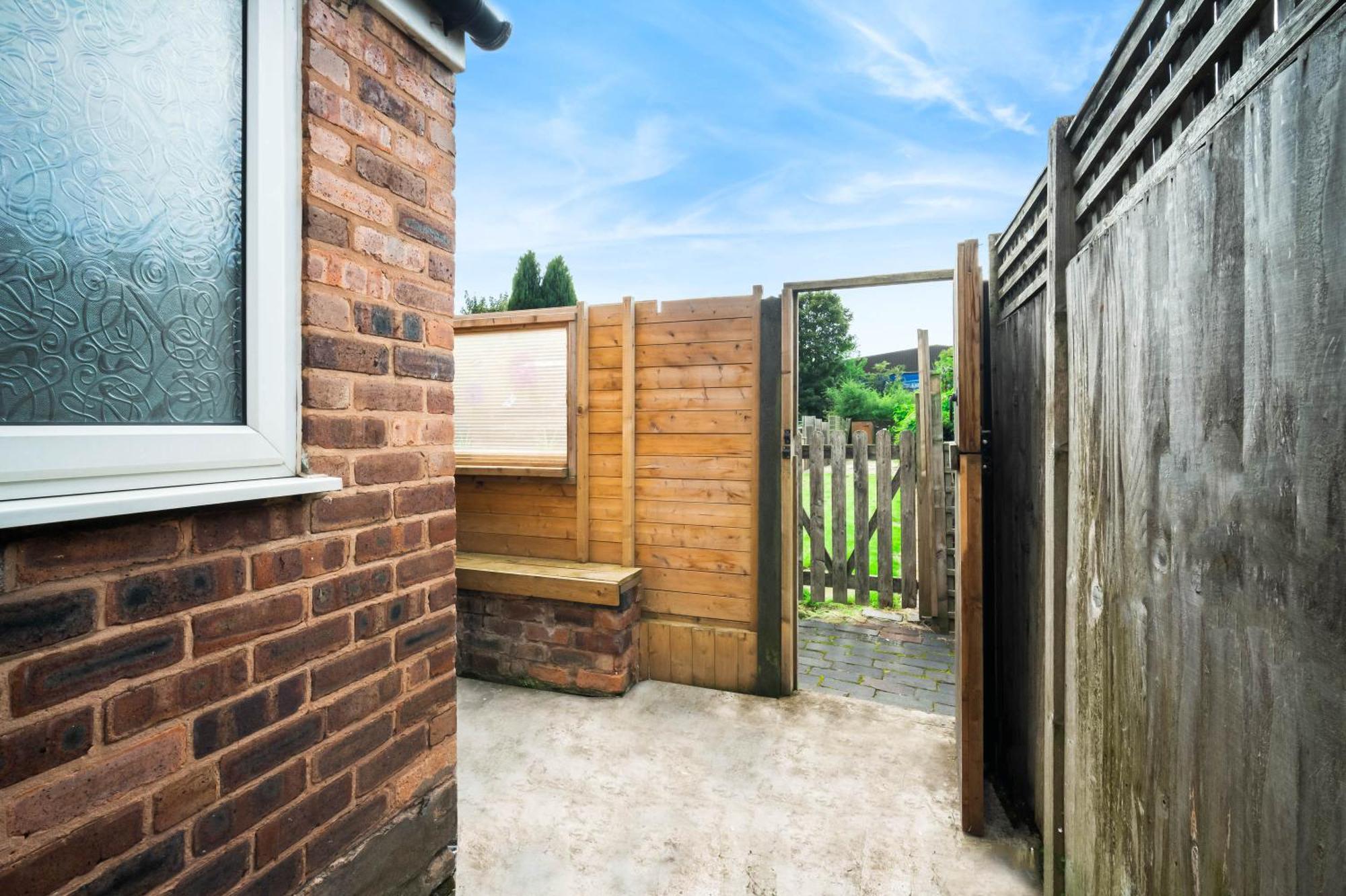 Stylish 3 Bedroom House - 6 Guests - Garden - Parking - Netflix - Wifi - 17m Holiday home *