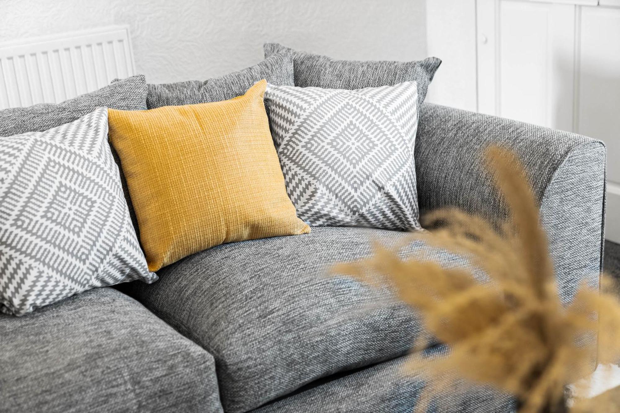 Stylish 3 Bedroom House - 6 Guests - Garden - Parking - Netflix - Wifi - 17m Holiday home Birmingham