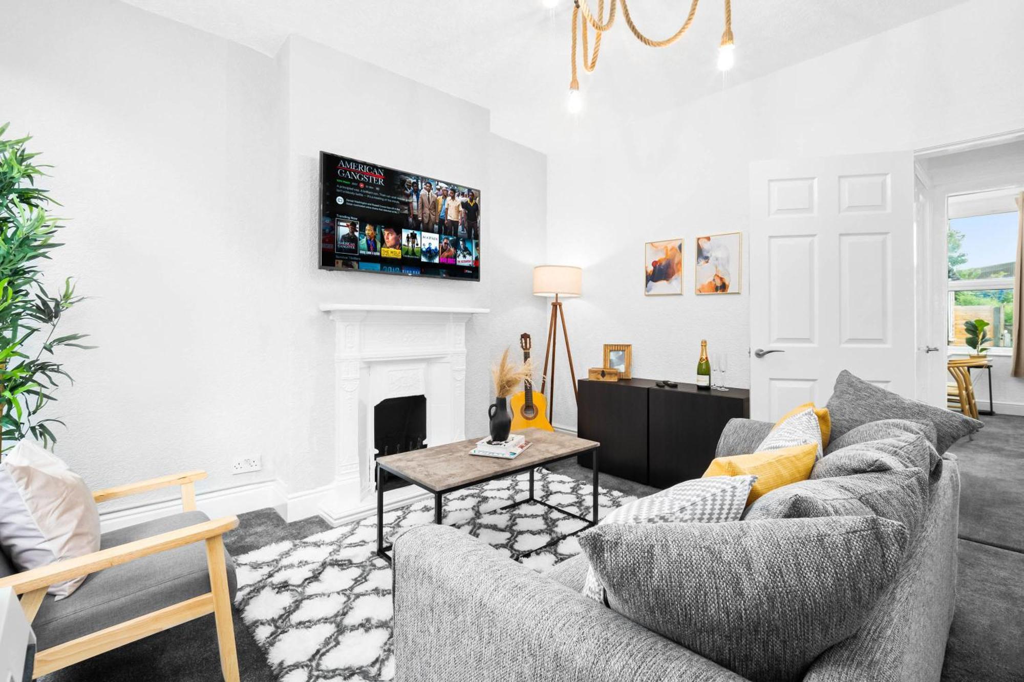 Holiday home Stylish 3 Bedroom House - 6 Guests - Garden - Parking - Netflix - Wifi - 17m Birmingham